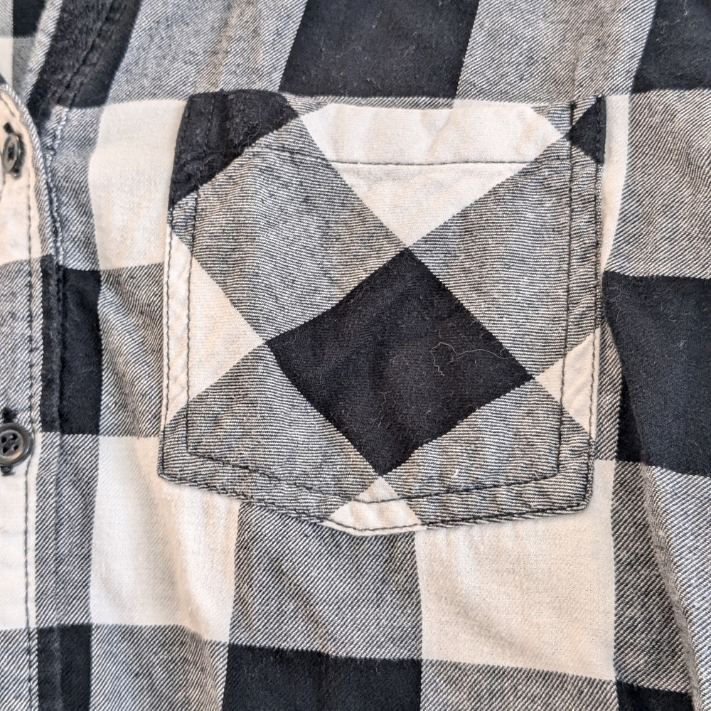 Beachlunchlounge Ruffle Back Flannel - Picture 4 of 6